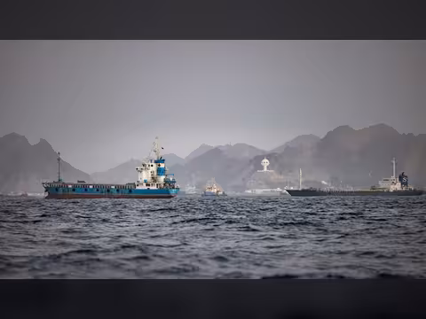 عمان تفتح ممرا بحريا مؤقتا في هرمز