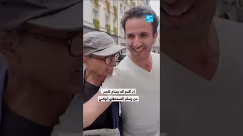 ماكرون يكرم آخر بائع صحف متجول في باريس