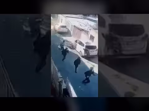 اندلاع النيران في مركبتين خلال هجوم مستوطنين على قرية جيت