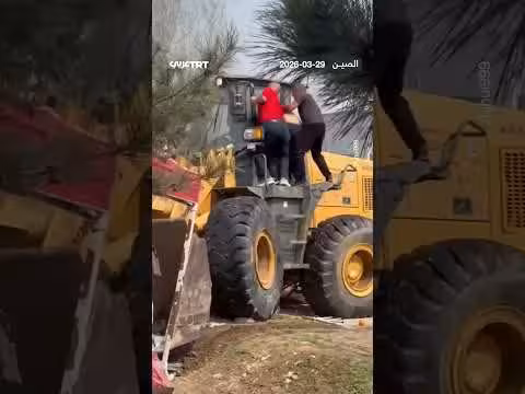 رجل صيني يقتحم سوقاً بجرافته في بكين