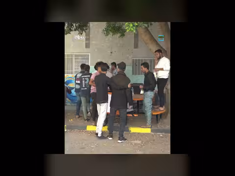 مشادة بين عامل توصيل وزبون تنتهي بصدمة!