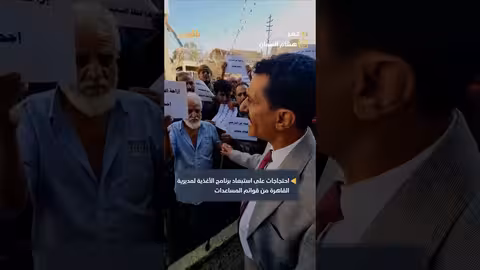 مدير تعز يقف مع المحتجين ضد استبعادهم من سلال الأغذية