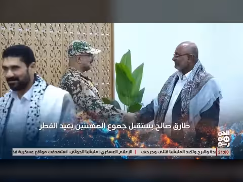طارق صالح يؤدي صلاة عيد الفطر في المخا ويعلن الفرح بيوم الخلاص
