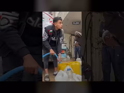 مؤسسة تركية توزع المياه على النازحين في غزة