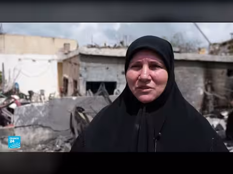 لبنانيون يعودون إلى الجنوب لتفقد منازلهم ودفن قتلاهم