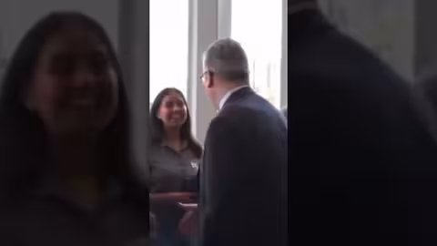 كير ستارمر يفقد توازنه خلال قمة العشرين في جنوب إفريقيا