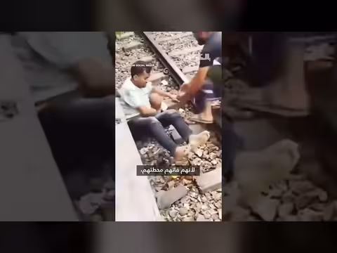 رجل ينقذ رضيعه من قطار مسرع في بنغلاديش