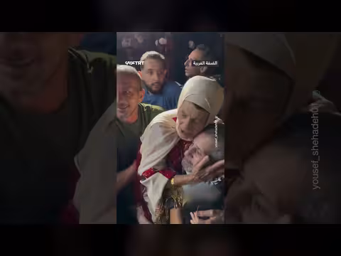 أسير فلسطيني يحمل والدته بعد 25 عاماً في سجون الاحتلال