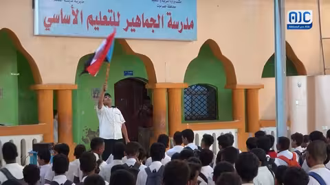 مدارس المكلا ترفع علم الجنوب وتصدح بالنشيد الوطني