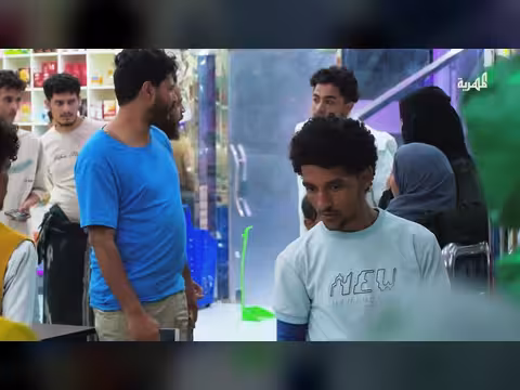 رد فعل: أمها الحقيقية رفضتها! فحضنتها امرأة غريبة كأنها بنتها