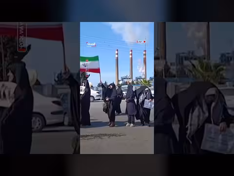 إيرانيون يشكلون سلاسل بشرية بعد تهديدات ترمب