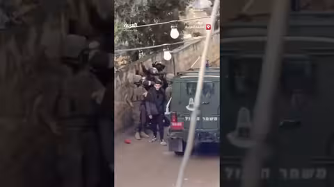 قوات إسرائيلية تحتجز شابين فلسطينيين في عناتا