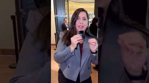 رضا بهلوي في ميونخ: هل ينجح في تسويق نفسه كبديل لإيران؟