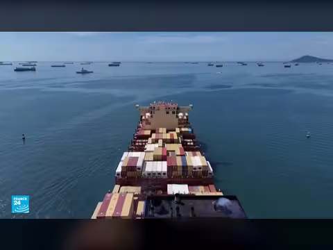 ترامب يمدد الهدنة مع إيران ويبقي على حصار موانئها