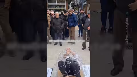 تمثيل يجسد معاناة الطبيب الفلسطيني الأسير حسام أبو صفية