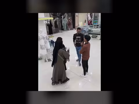 شباب يواجهون مبتزاً ويستعيدون صور الفتيات