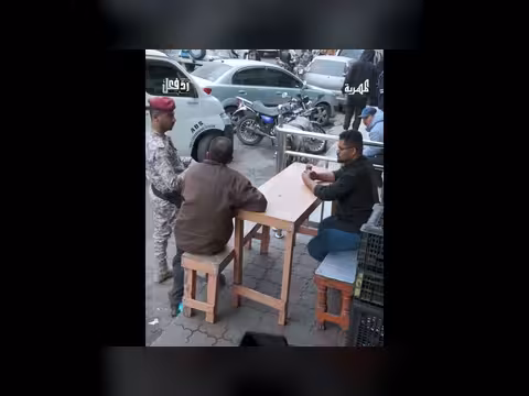 جندي يواجه موظفًا يطلب رشوة لعلاج ابنة