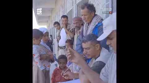 الخلية الإنسانية توزع ملابس شتوية على أطفال المخا بتعز