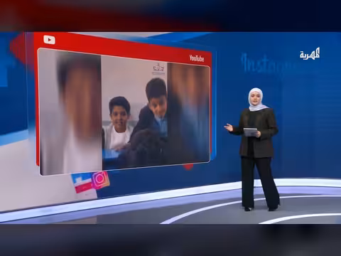 طفل يمني ينهار بالبكاء بعد سماع صوت والده المغترب