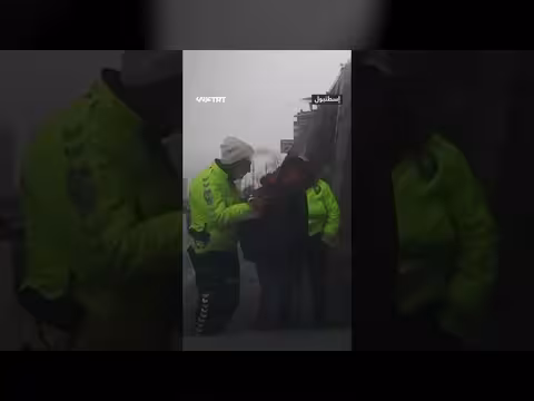 شرطي تركي ينقذ سائقاً من الاختناق أثناء القيادة
