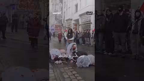 نشطاء يجسدون معاناة الأسرى في سجون الاحتلال