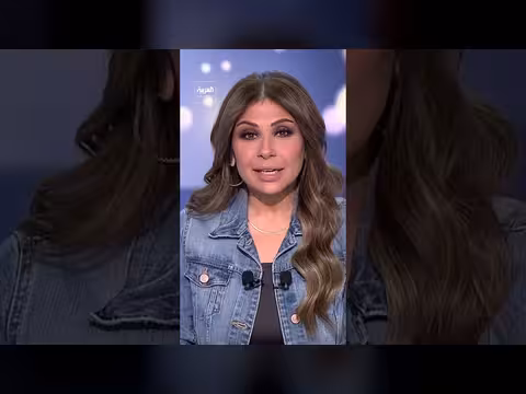 نواب نرويجيون يؤدون حركة التجديف دعمًا لمنتخبهم