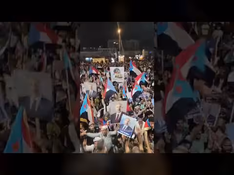 حشود في عدن تُظهر دعمها للرئيس الزبيدي