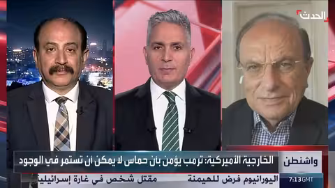 طفل غزي يكافح للحصول على الأرز وسط جموع جائعة.