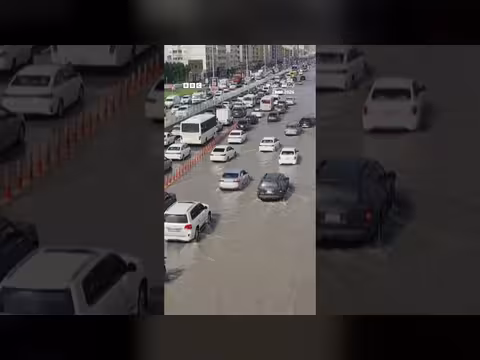 أمطار وثلوج وفيضانات تضرب دول عربية وخليجية