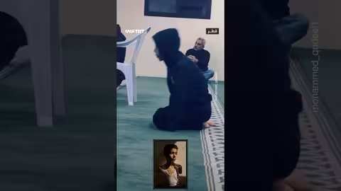 فتى فلسطيني يؤدي الصلاة مبتور اليدين