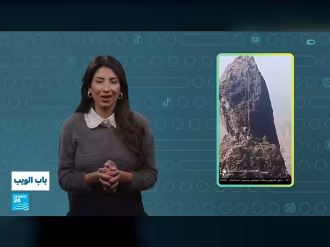 شباب يمنيون يتسلقون صخرة عالية لسبب غريب