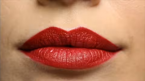 منع المكياج في العمل بقرار رسمي من محافظة اللاذقية