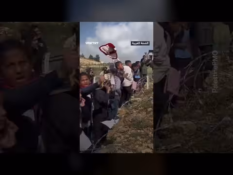 تلاميذ فلسطينيون يواجهون المستوطنين