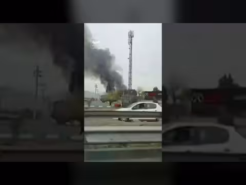 تصاعد أعمدة الدخان بعد استهداف محيط جامعة عاشوراء بطهران