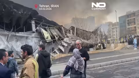 حريق في سوق بطهران يتسبب في سحب دخان كثيف