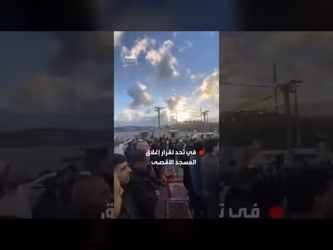 أهالي القدس يتحدون إغلاق الأقصى ويكبرون في باب الأسباط