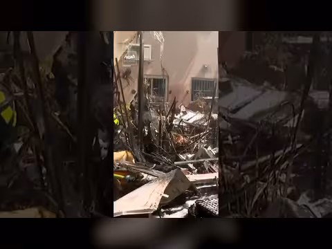 آثار هجوم صاروخي على مبنى وسط إسرائيل