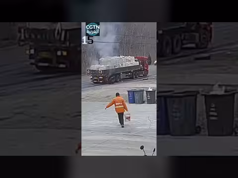 إخماد حريق في شاحنة بمقاطعة خبي الصينية بمساعدة السكان