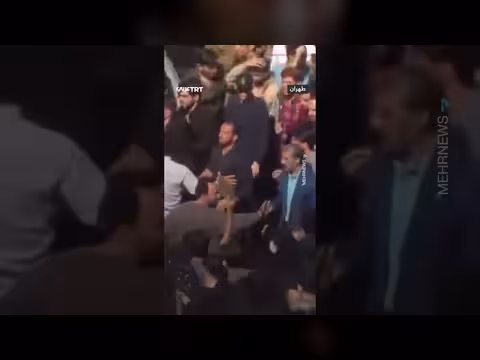 اشتباكات بين طلاب مؤيدين ومعارضين للحكومة في جامعة طهران