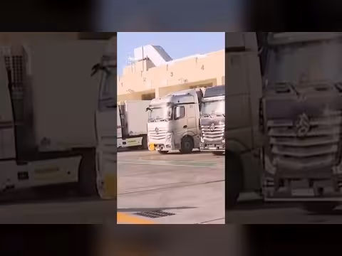 موفدة العربية ترصد حركة الشاحنات في معبر أبوسمرة