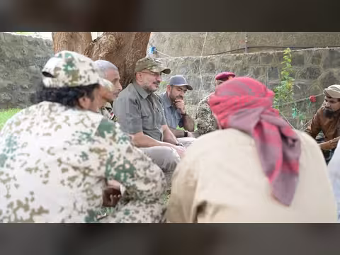 الفريق طارق صالح يلتقي قيادات محور الحديدة في لقاء معايدة