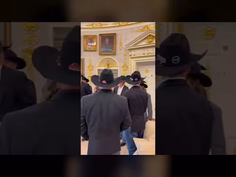 ترمب يستقبل أبطال الرويديو ويصفهم بالمجانين