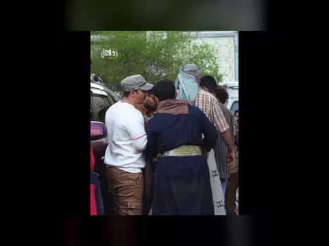 شاب يرمي المال في وجه عامل بعد إهانته في الشارع