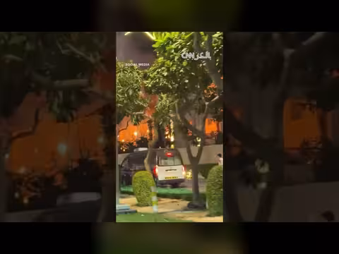 سقوط طائرة درون واندلاع حريق أمام فندق في دبي