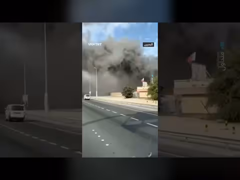 سحب دخان كثيفة تغطي سماء البحرين وسط أنباء عن قصف أمريكي