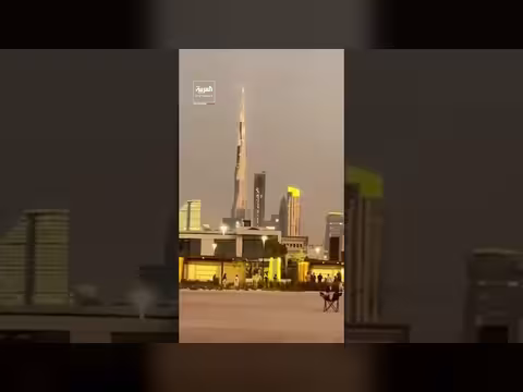 دخان أسود يتصاعد بالقرب من برج خليفة في دبي