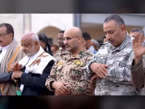 طارق صالح يؤدي صلاة عيد الفطر في الساحل الغربي مع المواطنين