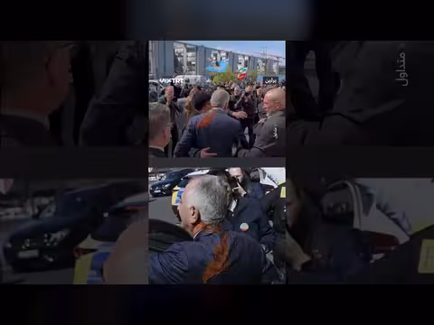 محتج يرش طلاء على نجل آخر شاه إيراني