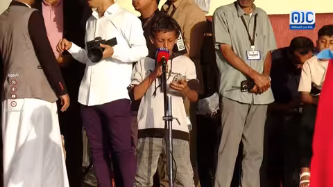 قصيدة وطنية لمحسن الجرادي أمام معتصمي عدن