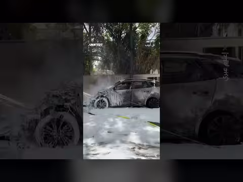 اشتعال سيارات في تل أبيب جراء سقوط صواريخ إيرانية